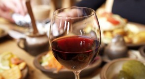 L’importanza di abbinare il vino al cibo