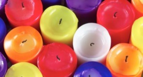 Come realizzare delle candele di cera colorate