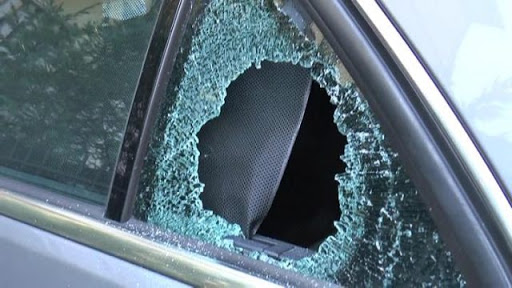 I rischi di un vetro dell'auto rotto
