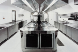 Forniture per cucine industriali: come garantire continuità operativa e organizzazione impeccabile