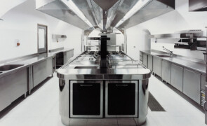 Forniture per cucine industriali: come garantire continuità operativa e organizzazione impeccabile