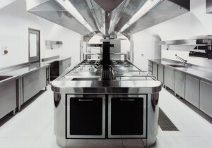 Forniture per cucine industriali: come garantire continuità operativa e organizzazione impeccabile
