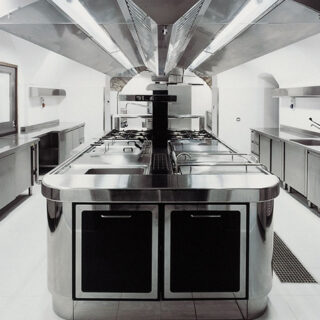 Forniture per cucine industriali: come garantire continuità operativa e organizzazione impeccabile