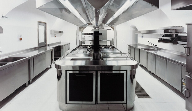 Forniture per cucine industriali: come garantire continuità operativa e organizzazione impeccabile