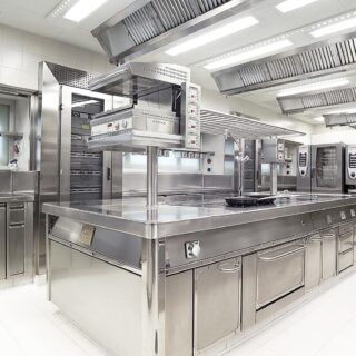 Arredamento inox per ristoranti: funzionalità, sicurezza e progettazione intelligente per cucine professionali moderne