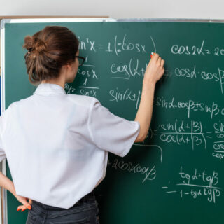 Stipendi docenti 2026: aumenti, differenze per grado e cosa cambia davvero